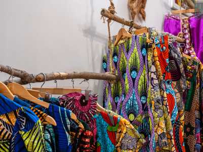 �� il wax a dare questa impronta � ci spiega Nawa �: � una pregiata stoffa di cotone stampata con colori molto forti, motivi geometrici o floreali complessi ed � considerato il simbolo dell'abbigliamento tradizionale dell'Africa occidentale...